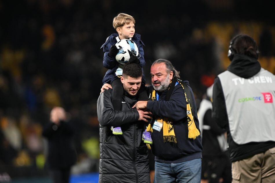 Ενθουσιασμένος Ηλιόπουλος, αγκάλιασε του πάντες! (ΦΩΤΟ)