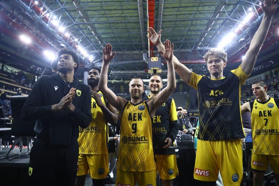 Η αποθέωση του Λεκαβίτσιους και οι όμορφες στιγμές μετά την νίκη της ΑΕΚ (VIDEO)