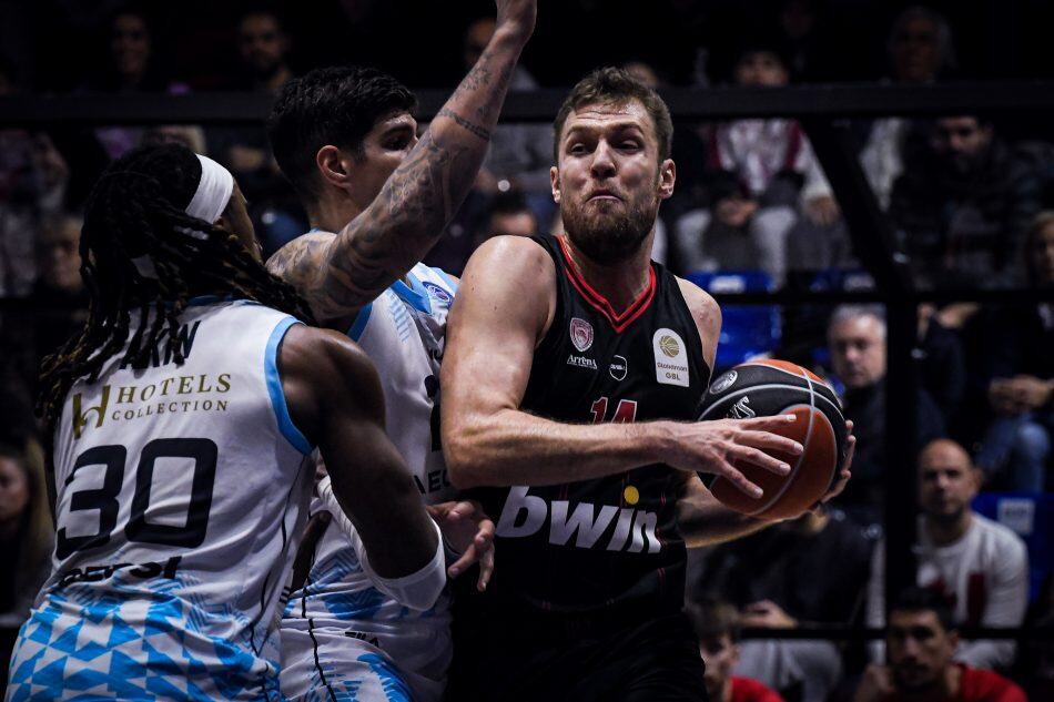 Ο Ολυμπιακός πέρασε δύσκολα από την Ρόδο (98-85) σε ένα επεισοδιακό αγώνα