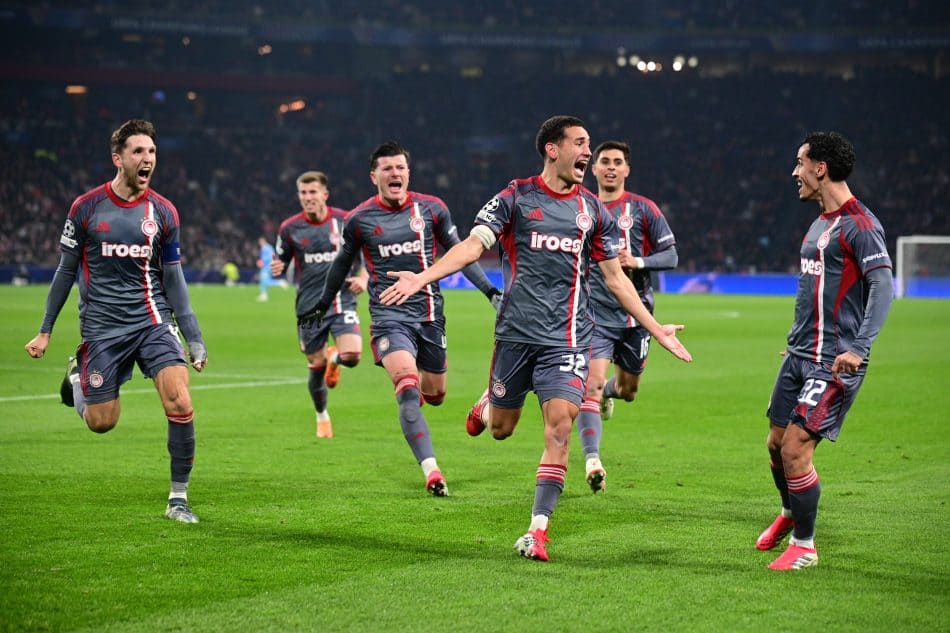 Champions League: Ο Ολυμπιακός νίκησε (1-2) μέσα στο Άμστερνταμ και προκρίθηκε στα πλέι οφ