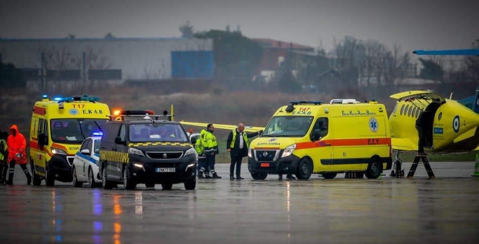 Συγκινητικές στιγμές στο αεροδρόμιο «Μακεδονία» – «Δύο παιδιά μας είναι πίσω»