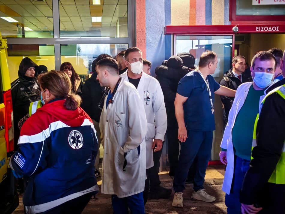 Στο νοσοκομείο «Παπαγεωργίου» οι δύο τραυματίες φίλαθλοι του ΠΑΟΚ – Απογειώθηκε για τη Ρουμανία το C-130