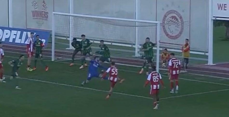 Ασύλληπτο γκολ στο Ολυμπιακός Β-Μαρκό: Ο αμυντικός φοβήθηκε τη… μπάλα πάνω στη γραμμή και άνοιξε το τείχος! (VIDEO)