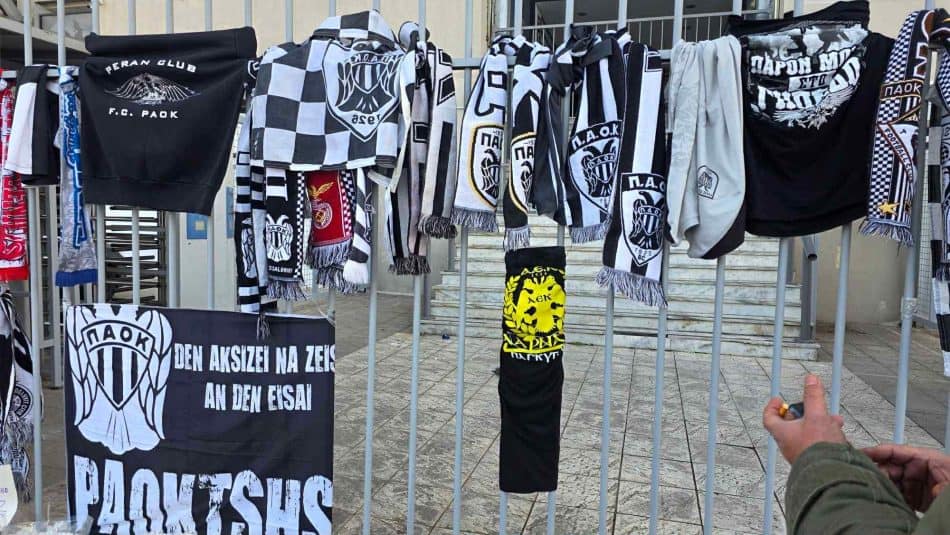 Εκπρόσωποι από το Παγκύπριο Σύνδεσμο ΑΕΚ  άφησαν μπλουζάκι στην Τούμπα στην μνήμη των αδικοχαμένων φίλων του ΠΑΟΚ