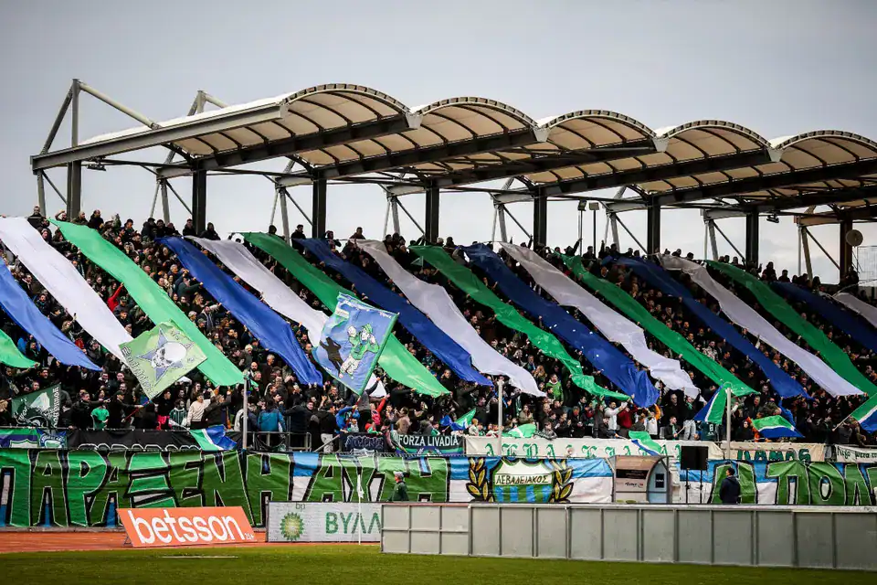 ΕΠΟΣ: Οπαδός του Λεβαδειακού σκαρφάλωσε στα κεραμίδια για να δει το ματς με τον ΟΦΗ (ΦΩΤΟ)