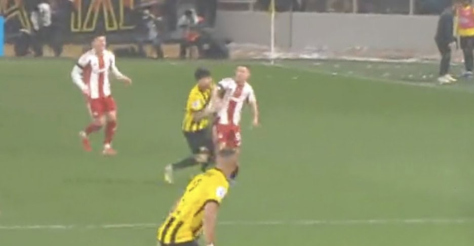 Δεν υπάρχει! Η εν ψυχρώ αγκωνιά του Ποντένσε στον Ρότα – Ο Μακέλι έδειξε… κίτρινη! (VIDEO)