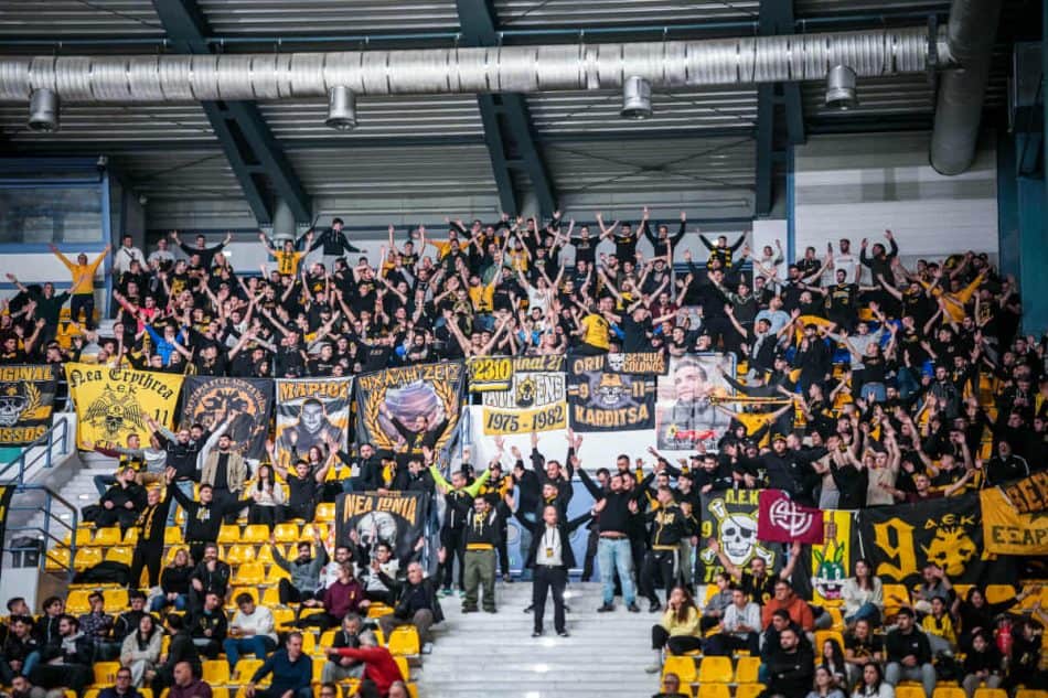 Τρομερή εξέδρα στην Καρδίτσα – «Κιτρινόμαυρη» κατάληψη από τους ΑΕΚτζήδες! (ΦΩΤΟ)