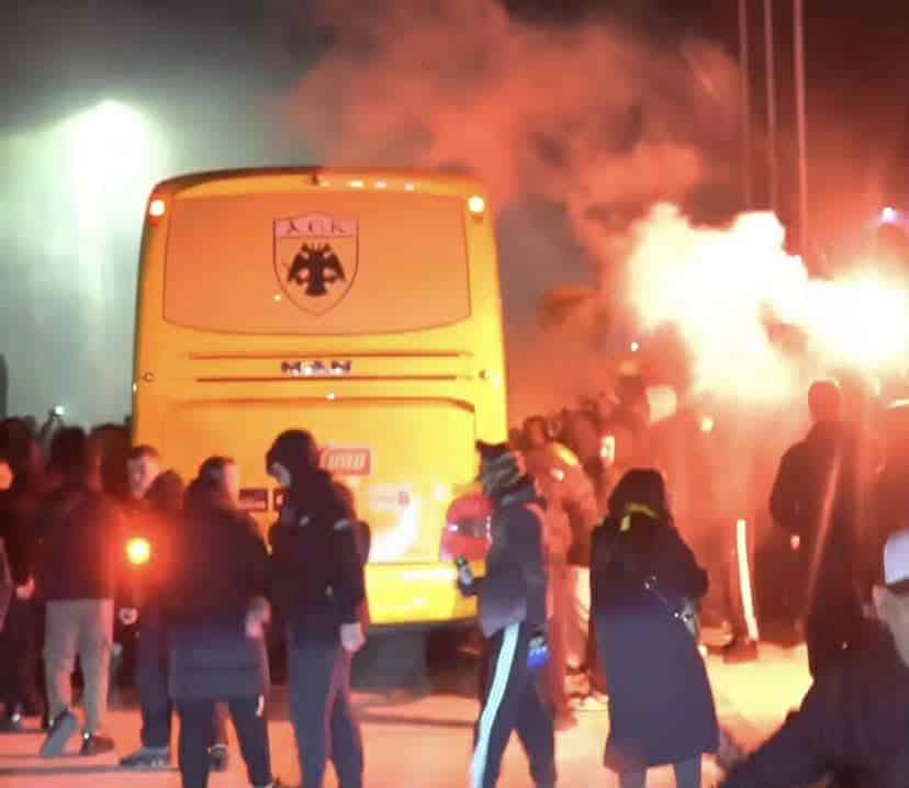 «Χαμός» από εκατοντάδες Ενωσίτες στον Βόλο – Αποθέωσαν τους παίκτες της ΑΕΚ (VIDEO)