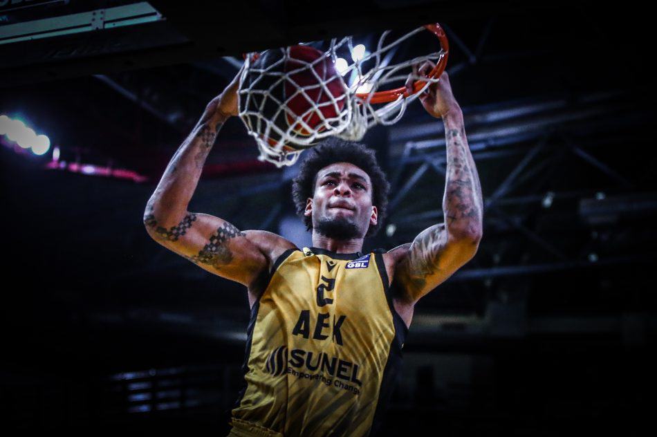 Το επικό VIDEO της ΑΕΚ με τις τάπες του Μπράουν!