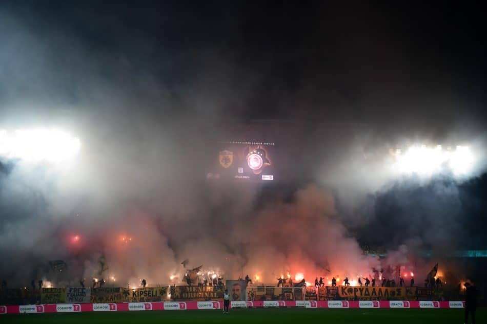 Ταυτοποιήθηκαν οι φίλαθλοι της ΑΕΚ που έριξαν ομπρέλα στον αγωνιστικό χώρο στο ντέρμπι με τον Ολυμπιακό