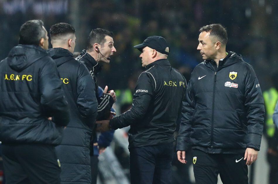 Η συνομιλία Τσιμεντερίδη-Μάκελι στην αγκωνιά του Ποντένσε – Ο ρόλος του 4ου και του… VAR