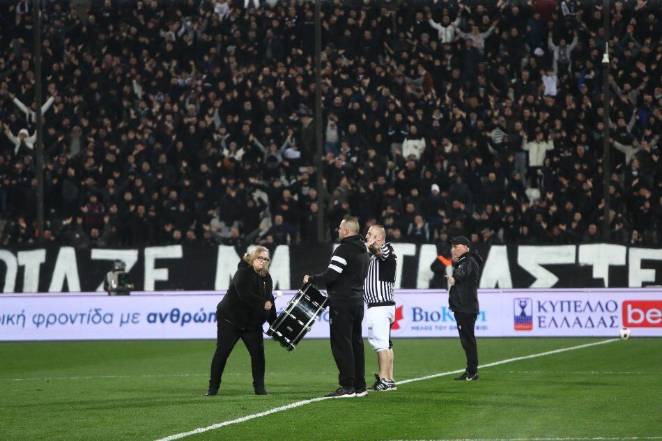 Συγκίνηση στην Τούμπα: Η μητέρα ενός εκ των θυμάτων του ΠΑΟΚ χτύπησε το τύμπανο στο κέντρο του γηπέδου