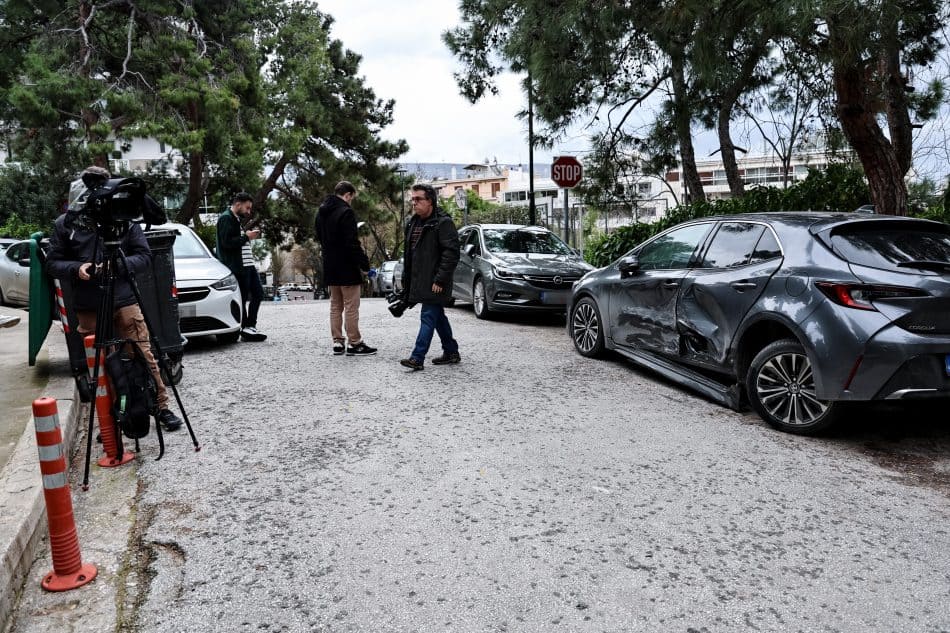 Μεθυσμένη οδηγός έπεσε πάνω σε σταθμευμένα αυτοκίνητα στο Κολωνάκι (ΦΩΤΟ)