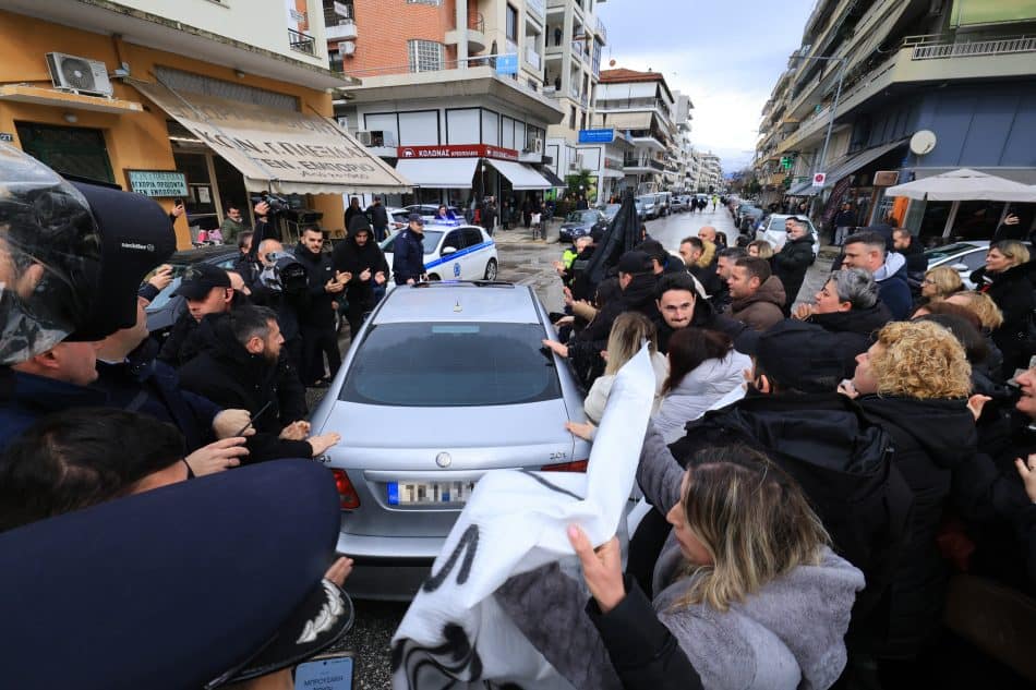 Συγκλονιστική ανάρτηση από τα Τρίκαλα 9-11: «Αυτό είναι ΑΠΑΝΘΡΩΠΙΑ, ΑΣΕΒΕΙΑ, ΑΝΑΙΣΘΗΣΙΑ προς τις νεκρές συναδέλφισσες – Στεκόμαστε στις οικογένειές τους!» (ΦΩΤΟ)