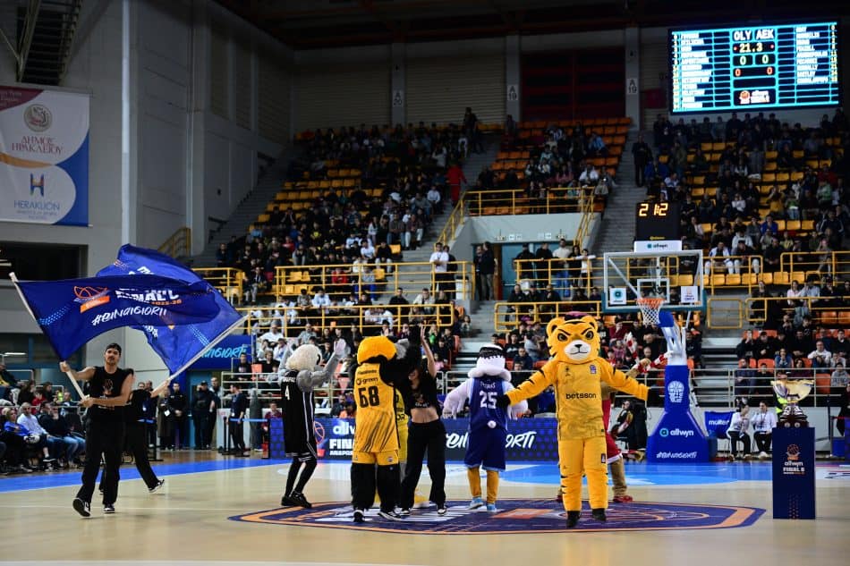 Αδιανόητο: Στο ίδιο πέταλο έβαλαν τους οργανωμένους της ΑΕΚ και του Ολυμπιακού!