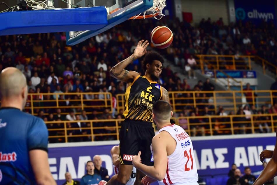 Ολυμπιακός – ΑΕΚ: Το απίστευτο κάρφωμα του Μπράουν (VIDEO)