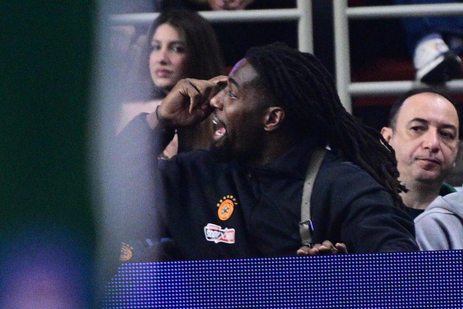 Ο Παναθηναϊκός καταγγέλλει ρατσιστικούς ήχους από οπαδό του Ολυμπιακού κατά του Λεσόρ – Μεγάλη ένταση