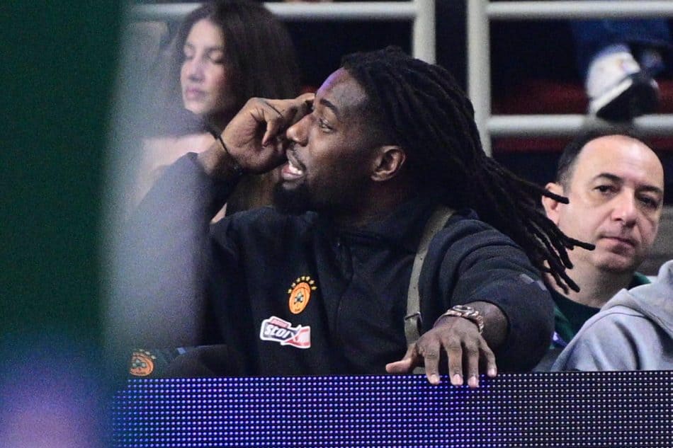 Το VIDEO με τον Λεσόρ να λέει στους αστυνομικούς ότι οπαδός κάνει τον ήχο της μαϊμούς πίσω του