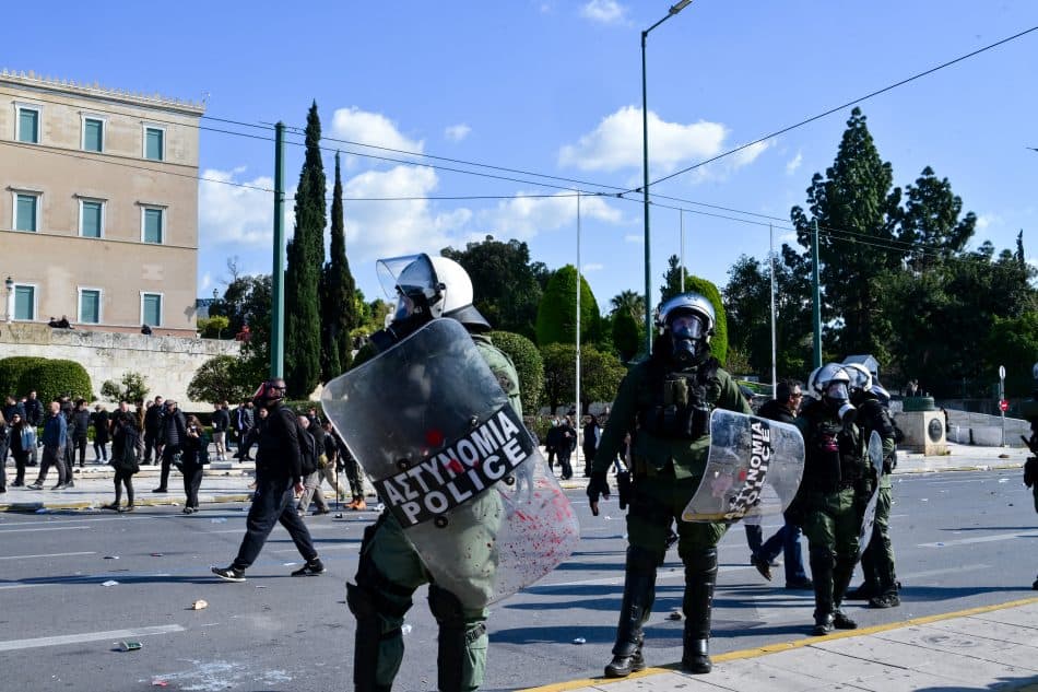 Ένταση στο Σύνταγμα: Τα ΜΑΤ προχώρησαν σε χρήση κρότου λάμψης (VIDEO)