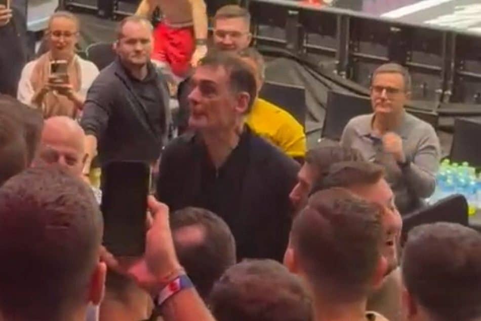 Οπαδός έβρισε τον Μπαρτζώκα και αυτός ανέβηκε στην εξέδρα! (VIDEO)