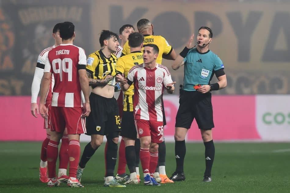 Η ΑΕΚ κατήγγειλε και ζητά την τιμωρία του Ποντένσε: Εκανε ρίψη ομπρέλας στην εξέδρα!