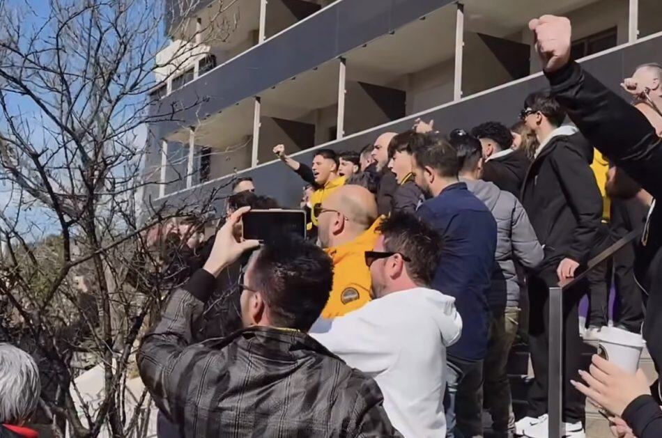 Η αναχώρηση της ΑΕΚ από το ξενοδοχείο εν μέσω αποθέωσης! (VIDEO)