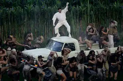 Ο Bad Bunny μετατρέπει το Super Bowl σε γιορτή της ισπανικής γλώσσας και κουλτούρας