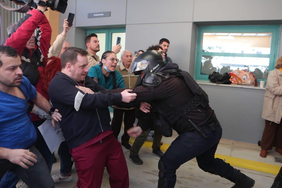 Ξύλο, αστυνομία, γκλοπ: Χαμός στην επίσκεψη Γεωργιάδη στο νοσοκομείο της Νίκαιας (ΦΩΤΟ-VIDEO)