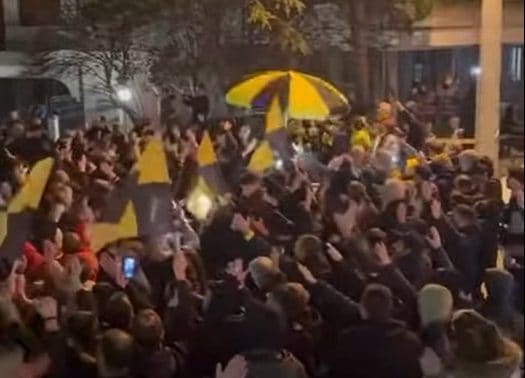 Χαμός στις Σέρρες για την ΑΕΚΑΡΑ – Πάνω από 700 Ενωσίτες! (VIDEO)