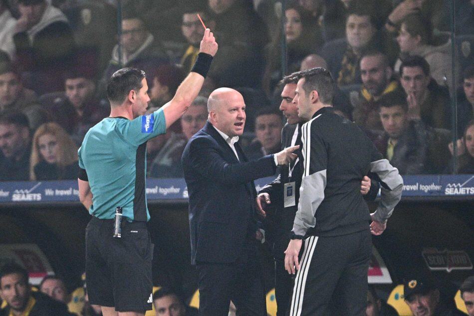 ΑΕΚ-Ολυμπιακός: Ο Μακέλι απέβαλε στο 24′ τον βοηθό του Νίκολιτς, Κυριακίδη! (VIDEO)