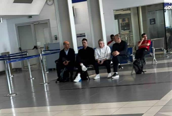 Συνομιλία για αρκετή ώρα μεταξύ Αγγελόπουλων και Μπαρτζώκα πριν την επιστροφή στην Αθήνα