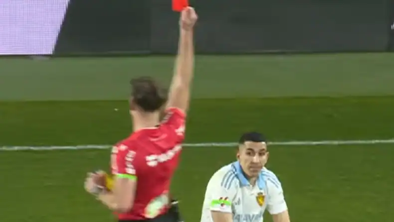 Απίστευτο: Παίκτης στην Ισπανία σκόραρε, έβαλε αυτογκόλ και αποβλήθηκε στο ντεμπούτο του!