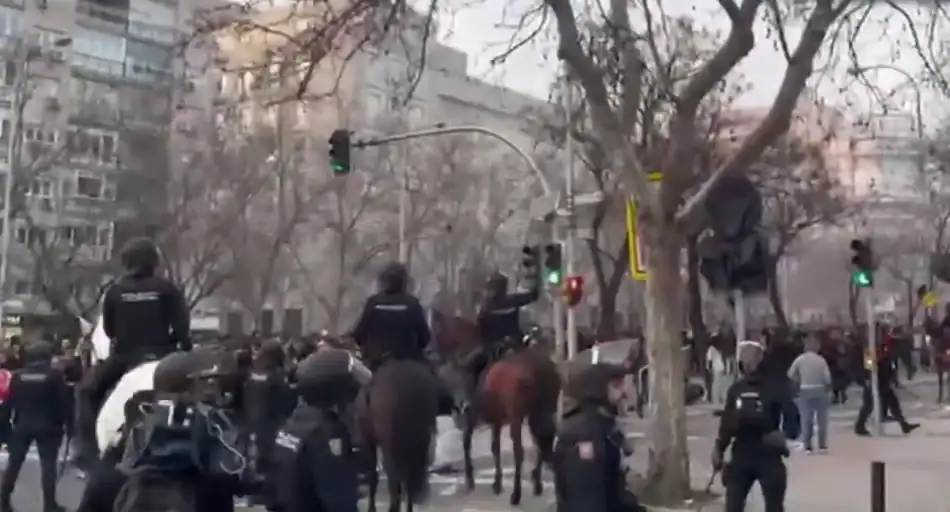 Μαδρίτη: Έντονα επεισόδια μεταξύ οπαδών της Μπενφίκα και την αστυνομία (VIDEO)