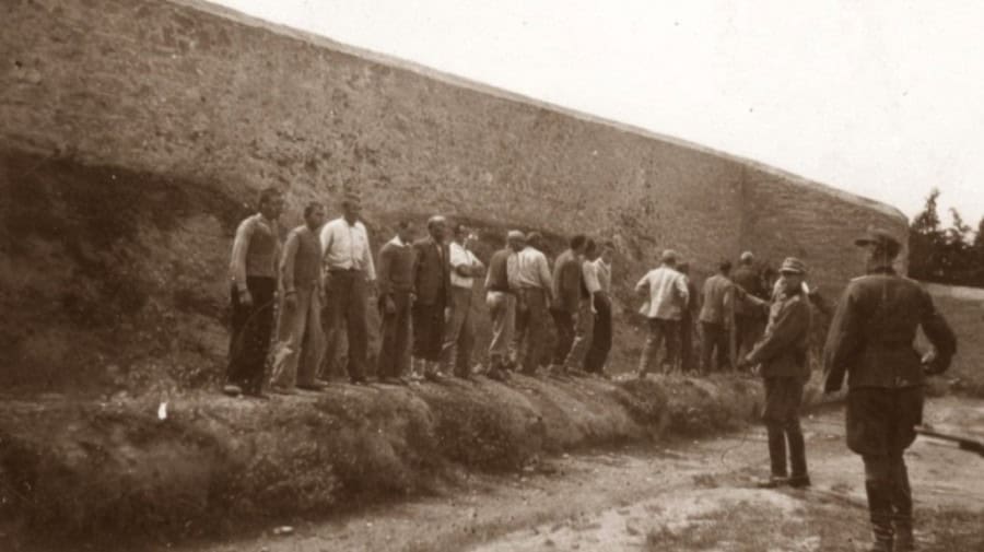 Το Κεντρικό Συμβούλιο Νεωτέρων Μνημείων κηρύσσει μνημείο τις φωτογραφίες της εκτέλεσης των 200 Ελλήνων στην Καισαριανή