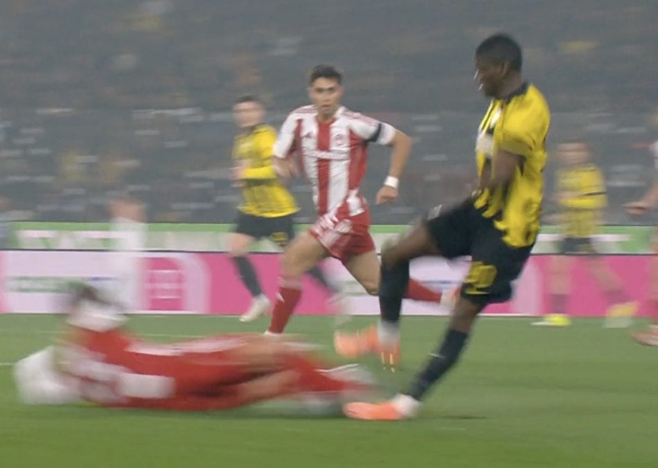 ΑΕΚ – Ολυμπιακός: Το δυνατό τάκλιν του Ρέτσου πάνω στον Ζίνι (VIDEO)