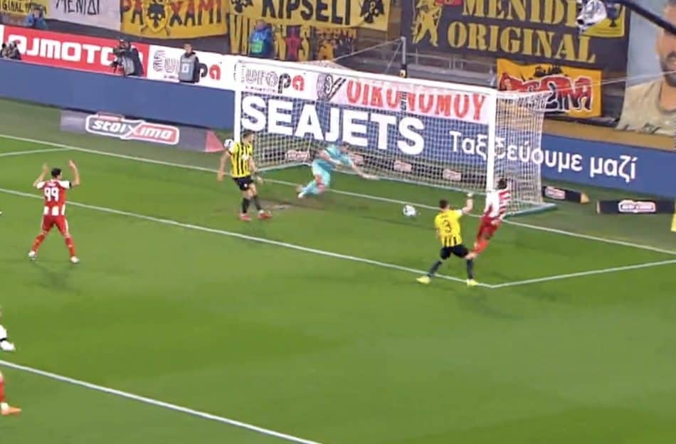 ΑΕΚ – Ολυμπιακός: Η μεγάλη επέμβαση του Στρακόσια πάνω στην γραμμή (VIDEO)