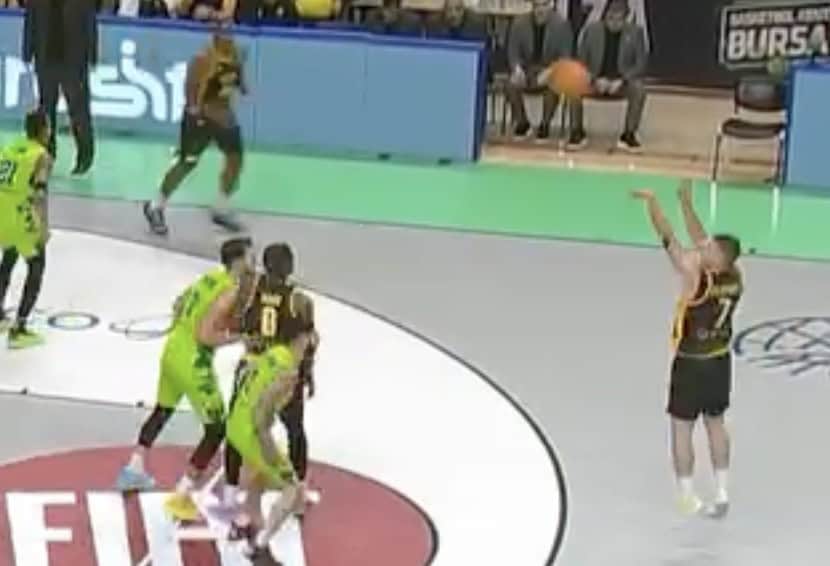 Τα απανωτά τρίποντα της ΑΕΚ στο πρώτο ημίχρονο στον αγώνα με την Τόφας (VIDEO)