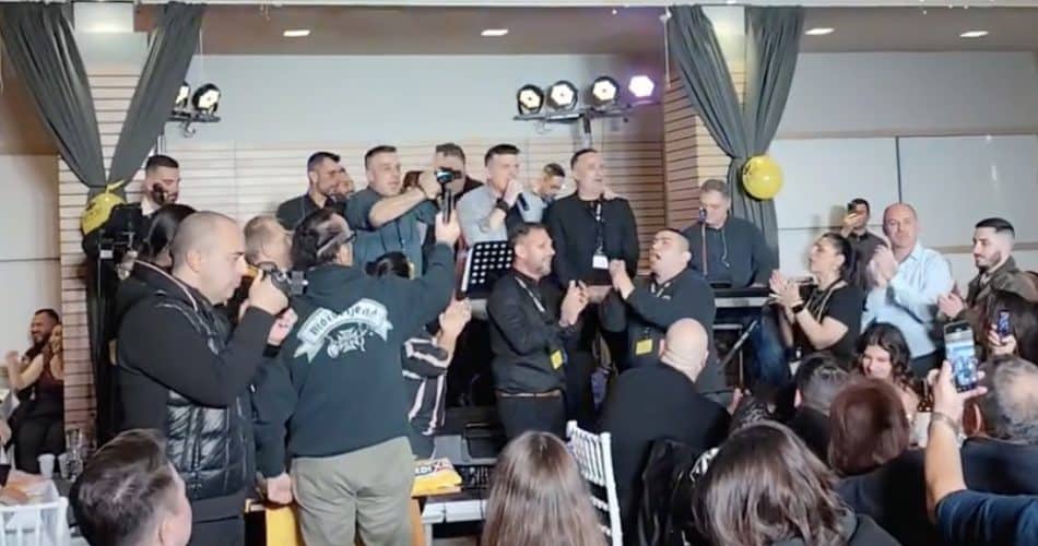 Ο Γιάννης Καψάλης τραγούδησε τον ύμνο της ΑΕΚ στην εκδήλωση κοπής πίτας της Λέσχης Φίλων της ΑΕΚ Μυτιλήνης (VIDEO)