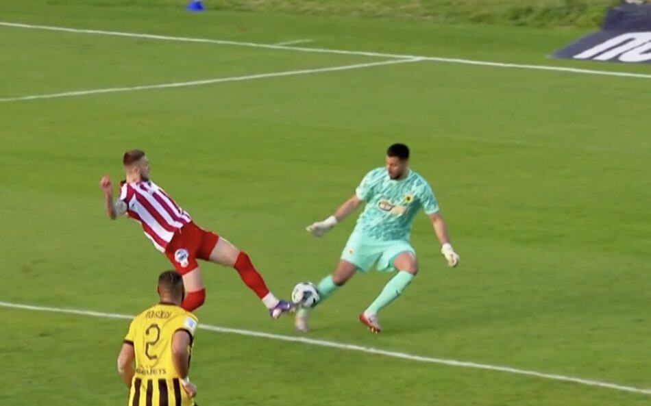 Πανσερραϊκός – ΑΕΚ: Το επικίνδυνο γύρισμα του Ρότα και η επέμβαση του Στρακόσια (VIDEO)