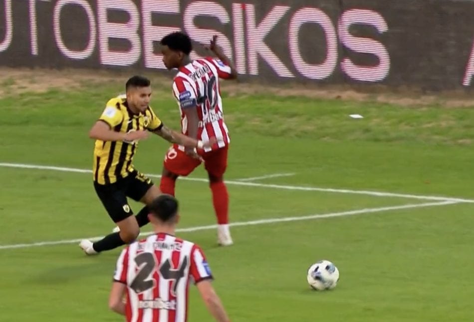 Πανσερραϊκός – ΑΕΚ: Η απίστευτη κίτρινη του Τζήλου στον Πινέδα (VIDEO)