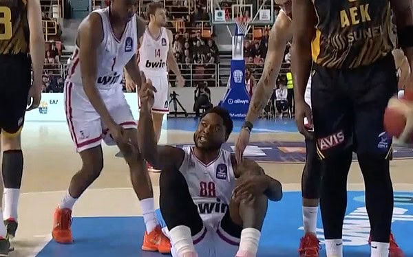 Ολυμπιακός – ΑΕΚ: Η ένταση ανάμεσα σε Τζόουνς και Σκορδίλη (VIDEO)