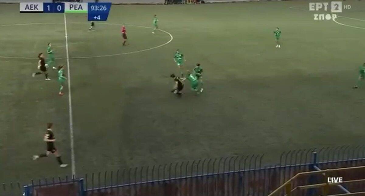 Μοναδικό και πάντα κόντρα στην ΑΕΚ: Παίκτρια της ΡΕΑ παίρνει… καροτσάκι τη Χατζηνικολάου και ο διαιτητής δίνει επιθετικό φάουλ! (VIDEO)