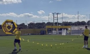 Οι παίκτες της ΑΕΚ πέταξαν κιτρινόμαυρο χαρταετό στα Σπάτα (ΦΩΤΟ)