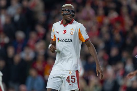 Με κάταγμα στο χέρι, αγωνίστηκε ο Όσιμεν στο πρώτο ημίχρονο