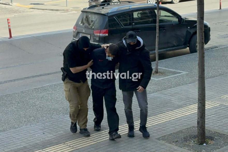 Στα δικαστήριο υπό δρακόντεια μέτρα ασφαλείας ο 23χρονος για την δολοφονία του οπαδού του ΠΑΟΚ (VIDEO)