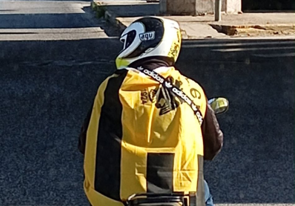 Τρομερός: Ενωσίτης με τη μηχανή και σημαία της ΑΕΚ στην πλάτη, ταξιδεύει στον Βόλο (ΦΩΤΟ)