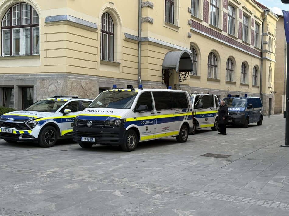 Αστυνομικές δυνάμεις στο κέντρο του Τσέλιε (ΦΩΤΟ)