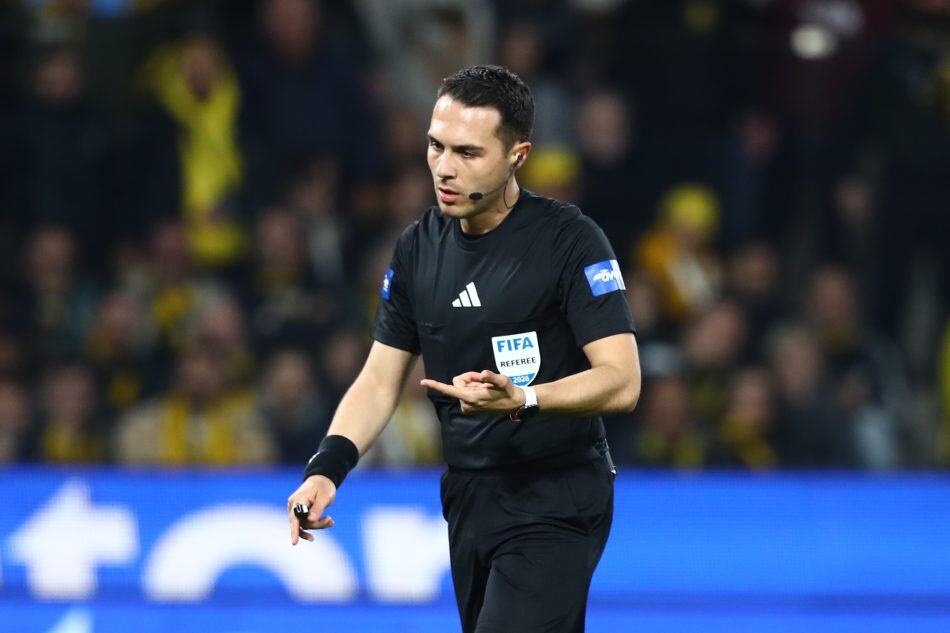 Ξεκάθαρος ο κανονισμός στο χέρι του Μούργου – Προφανώς πέναλτι για την ΑΕΚ!