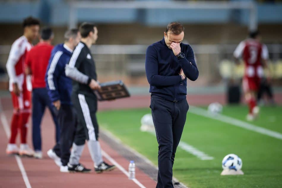 Ξέσπασε ο Κόντης μετά την ήττα από τον Ολυμπιακό: «Δεν γίνεται να χάνουμε κάθε φορά με τρία, τέσσερα γκολ»