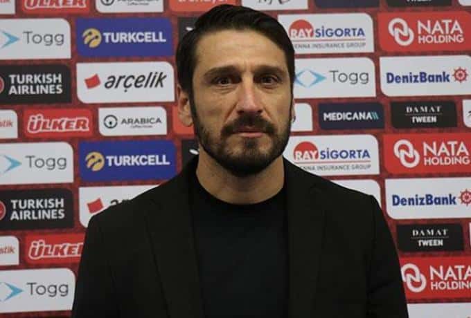 Σοκ στα προκριματικά U21: Ο προπονητής της Τουρκίας Εγκεμέν Κορκμάζ σωριάστηκε στο έδαφος (VIDEO)